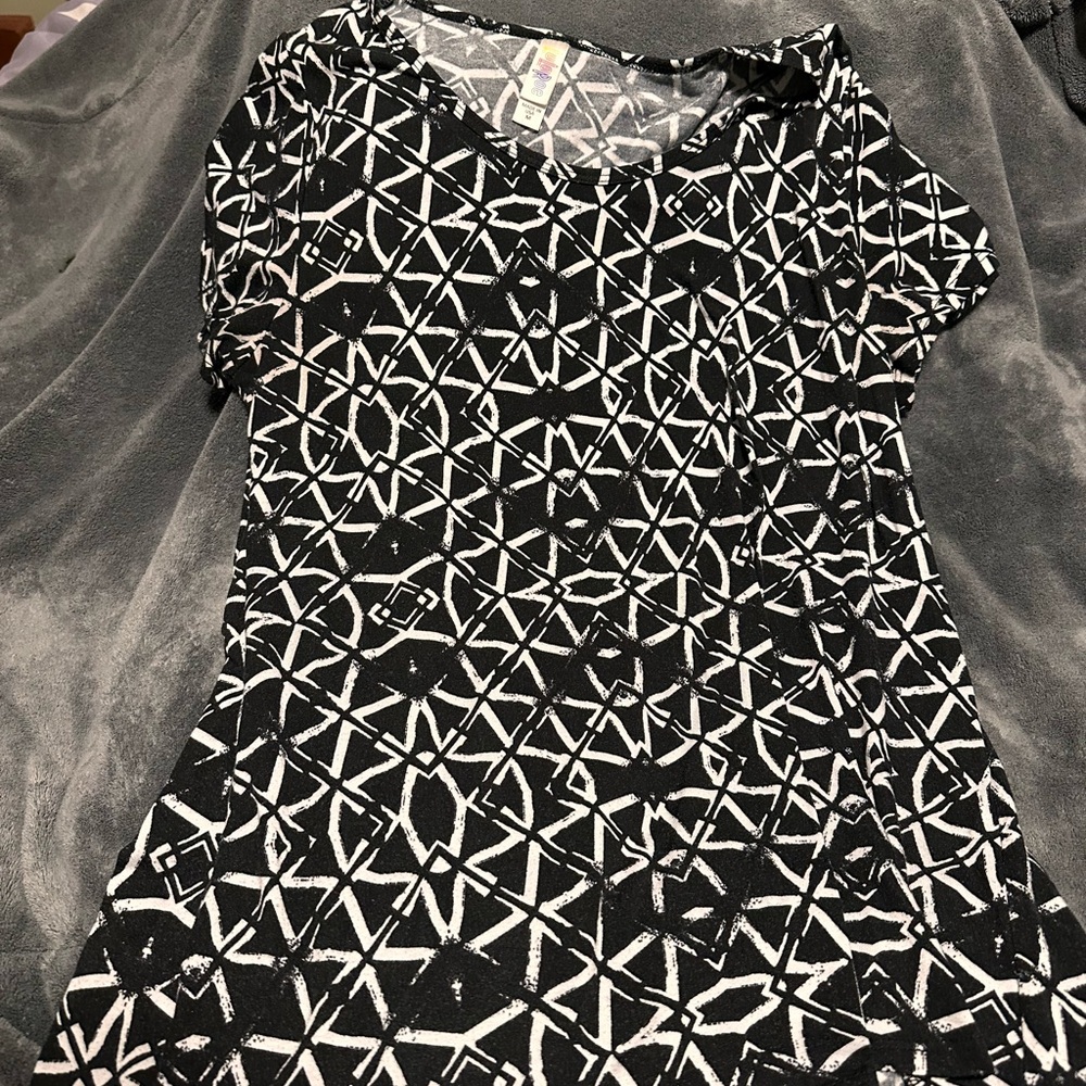 LuLaRoe Black and White Geometric Short Sleeve Top